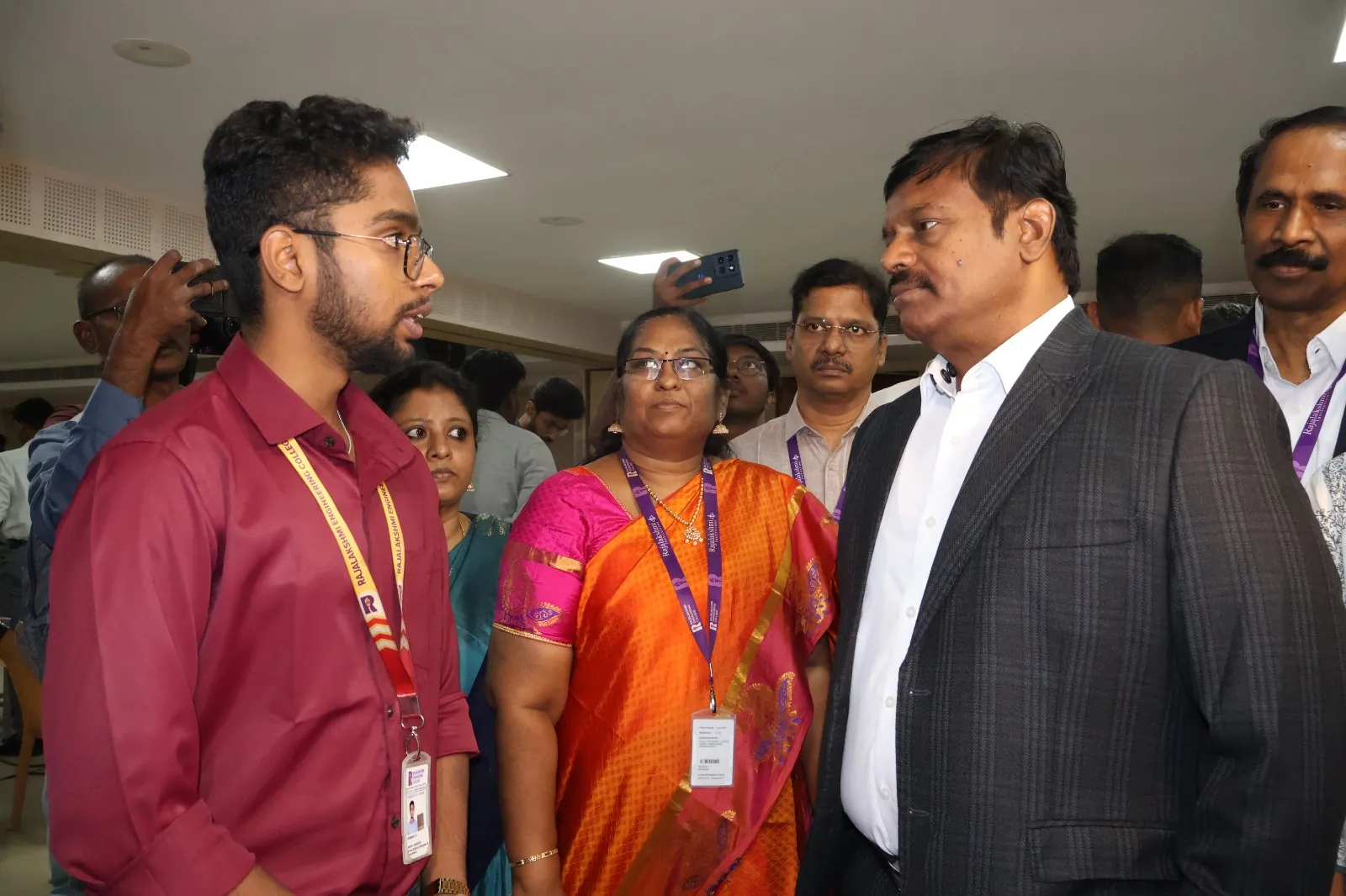 Darshan explaining his work to dignitaries at the AI Innovators Expo